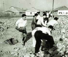 上海海运学院师生一起参加民生路校区建校劳动