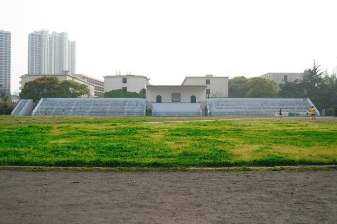 原民生路校区操场司令台